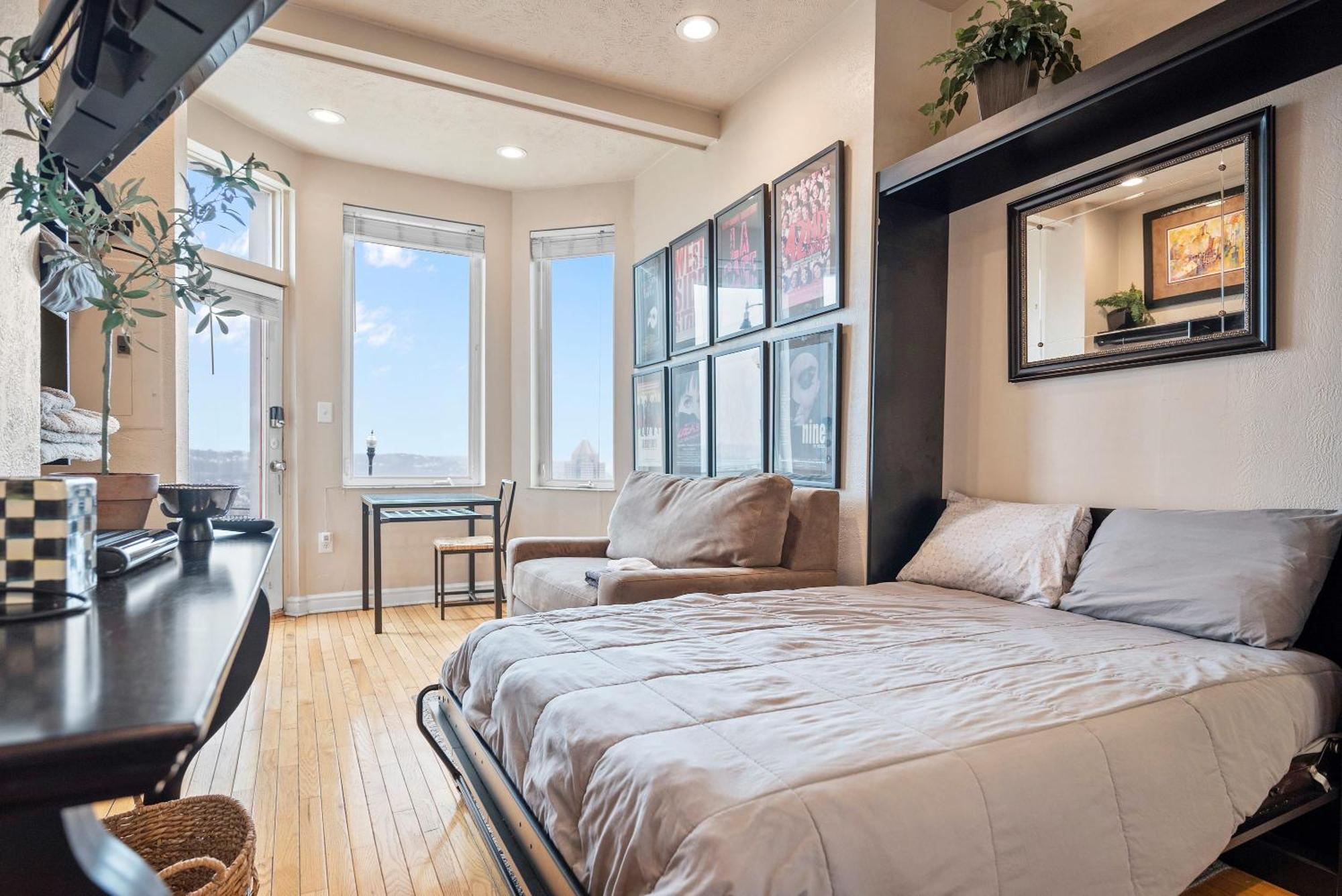 Charming Studio-Panoramic View-Your Pittsburgh Sanctuary Apartment Exterior photo