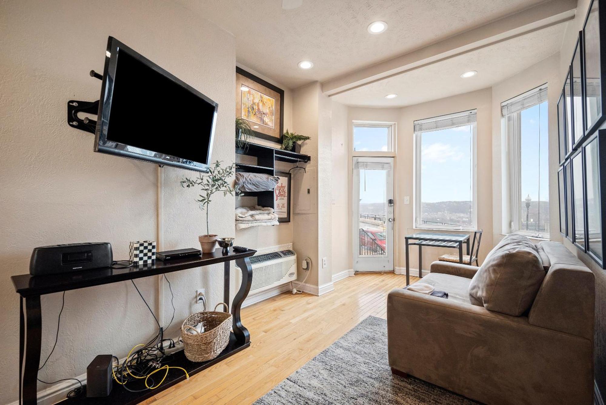 Charming Studio-Panoramic View-Your Pittsburgh Sanctuary Apartment Exterior photo
